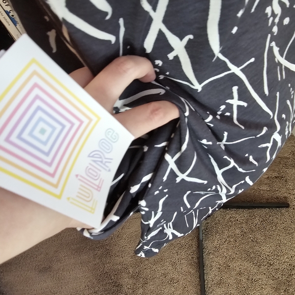 LuLaRoe Mitzi Small Black and White Geometric Tunic Top with Pockets - Picture 6 of 7